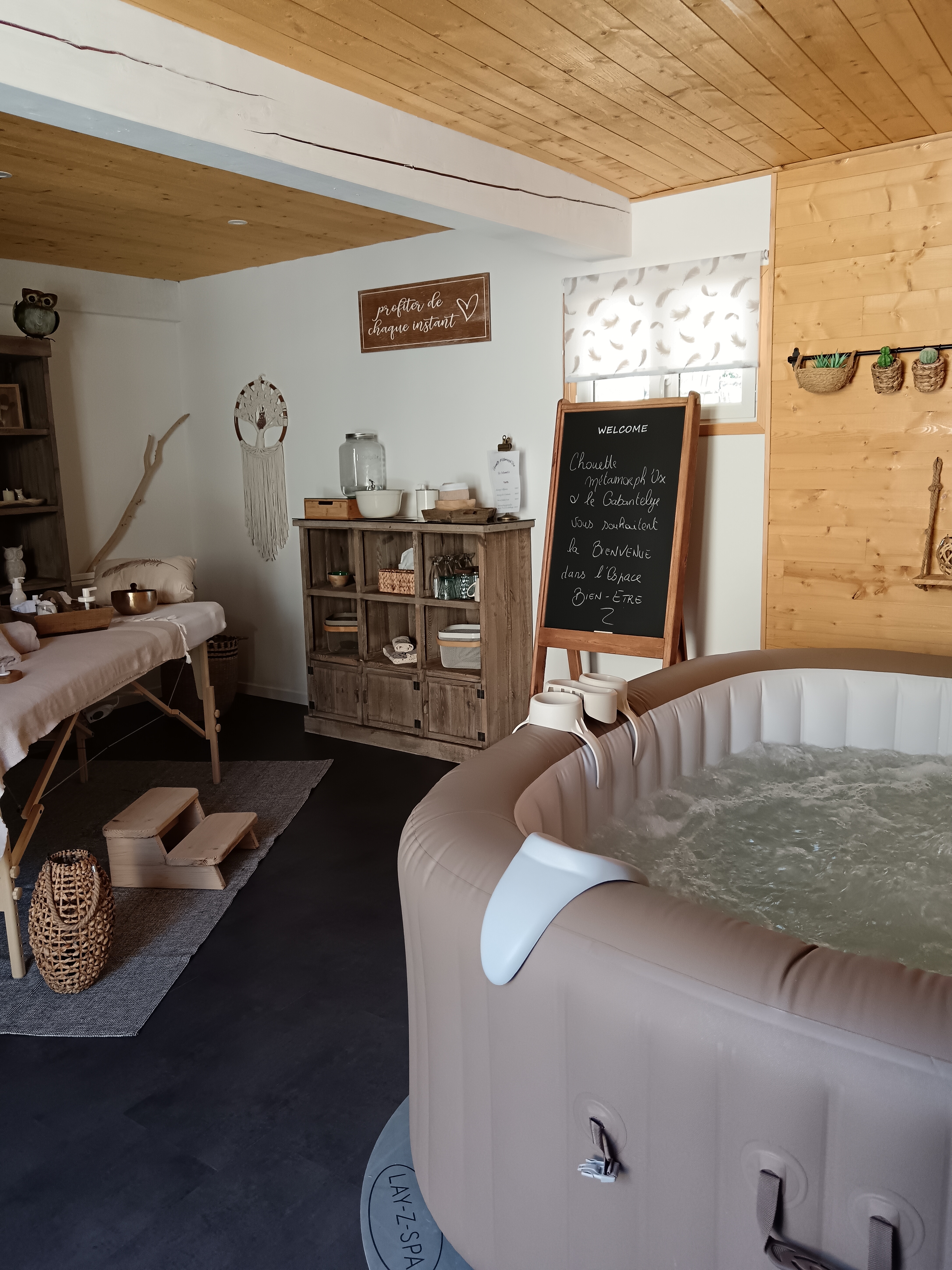 Vue spa + table de massage salon bien-être